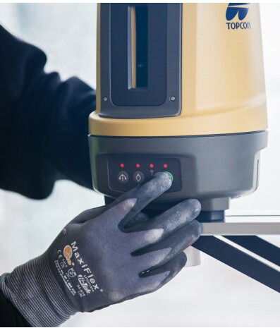 施工现场架设Leica LN100放样机器人进行煤气管道铺设后的管网位置测量